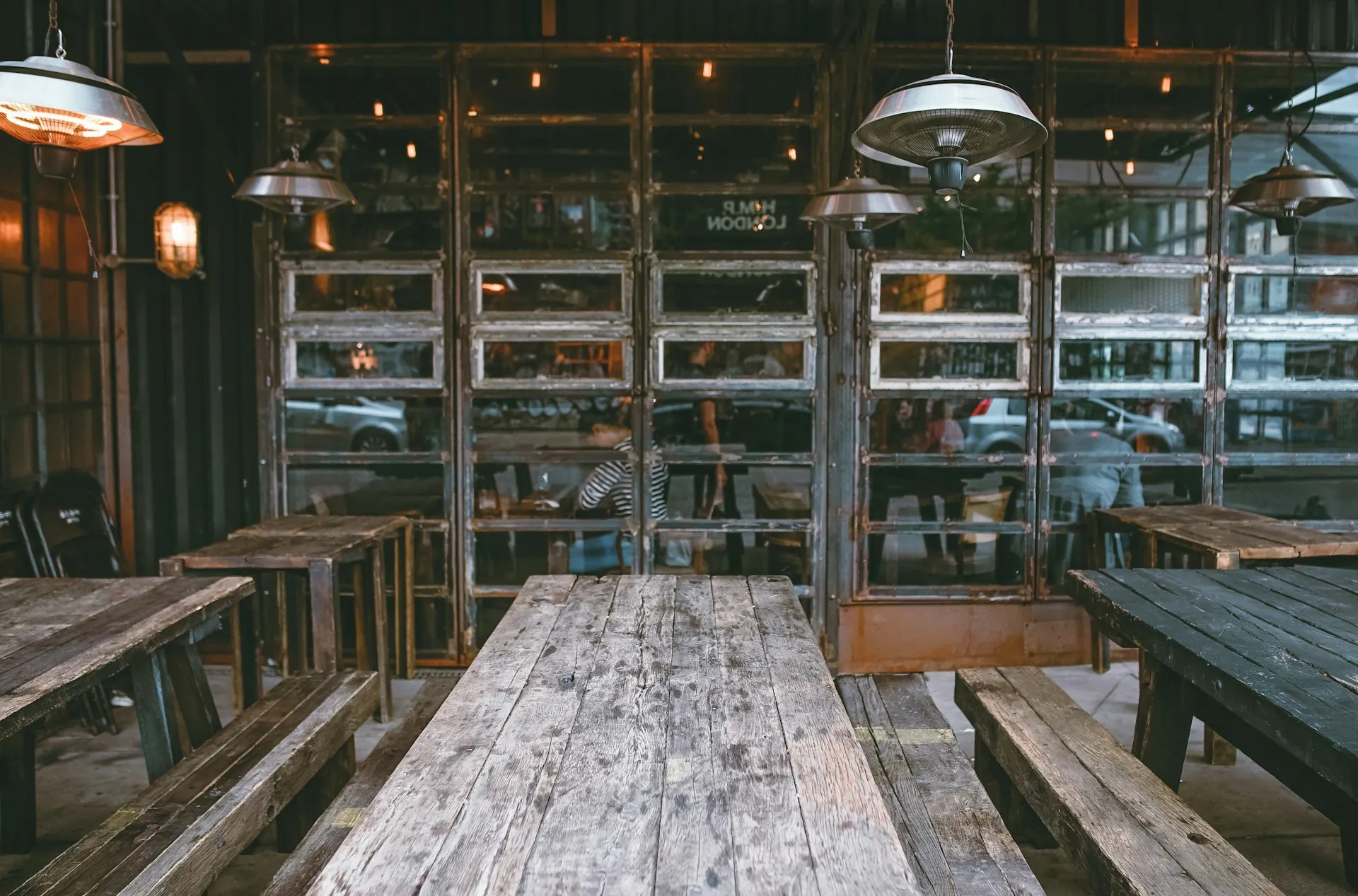 como decorar restaurante rustico poco dinero